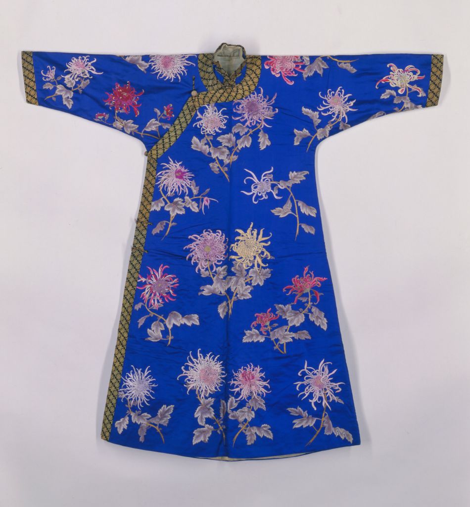 宝蓝色缎绣折枝菊花纹袷便袍 故宫博物院